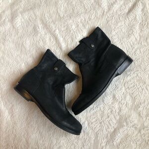 Arturo Chiang black  leather heeled ankle booties